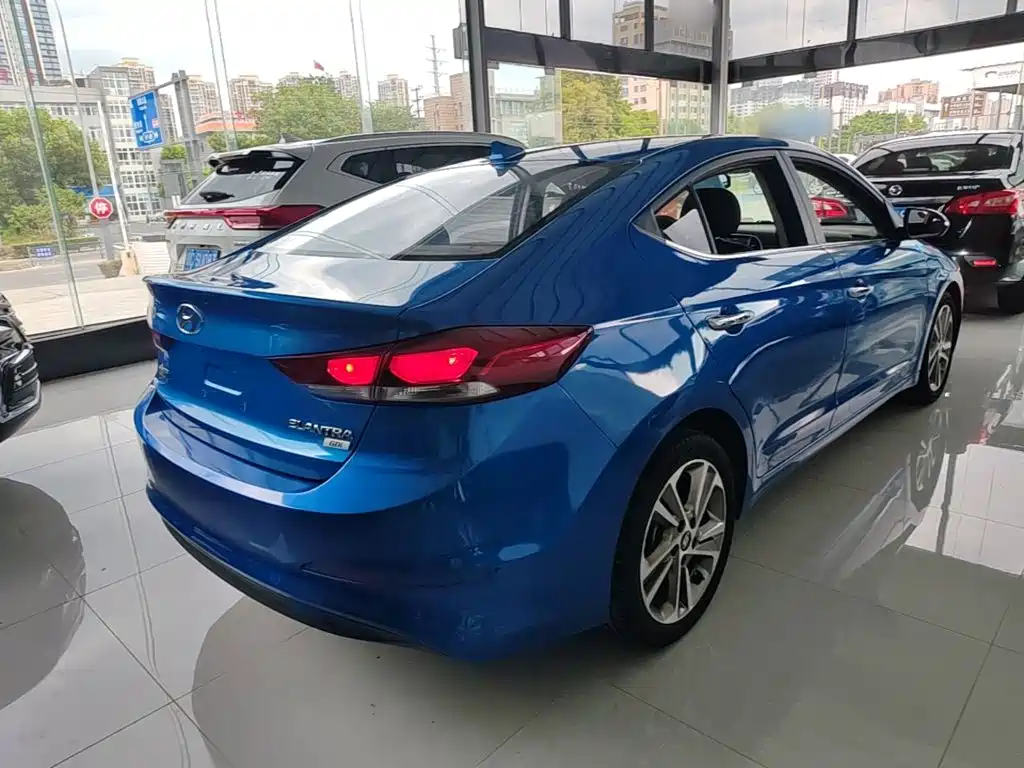 Hyundai Elantra — фото 7