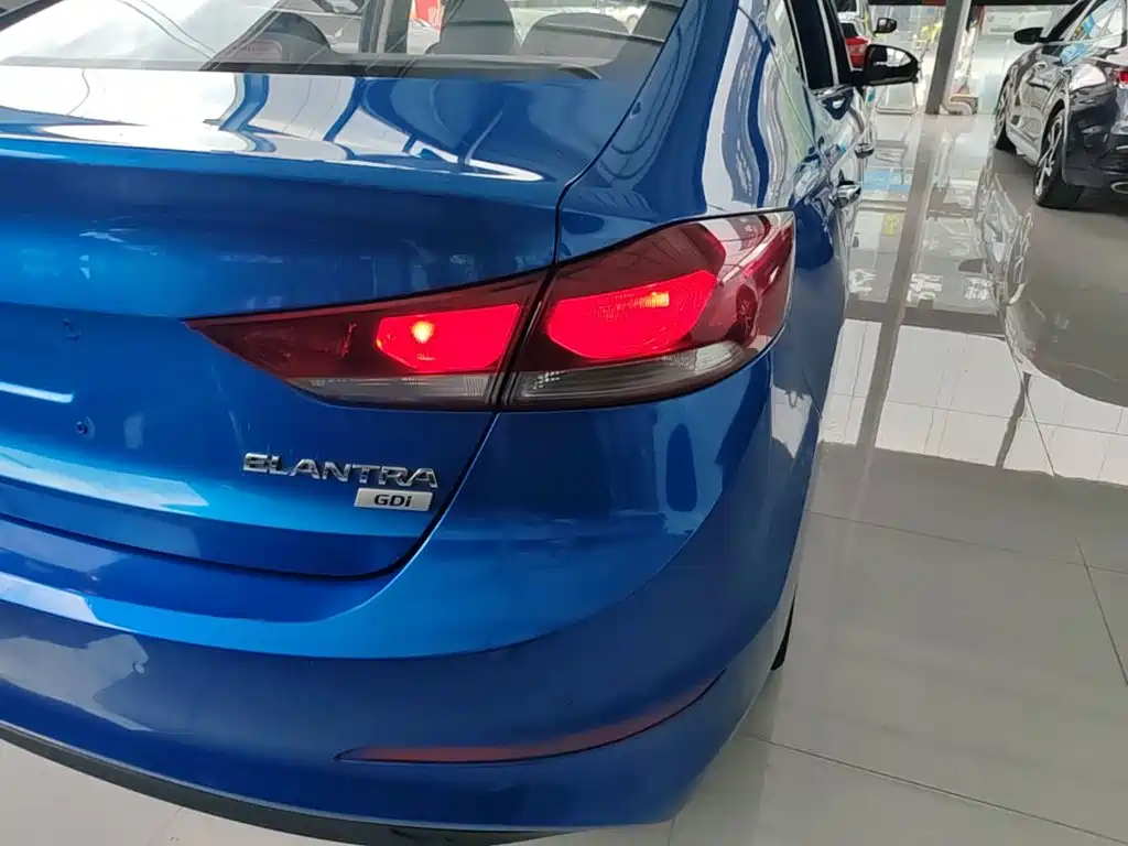 Hyundai Elantra — фото 8