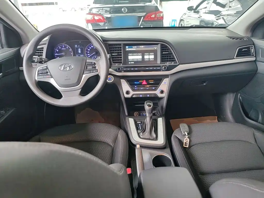 Hyundai Elantra — фото 10