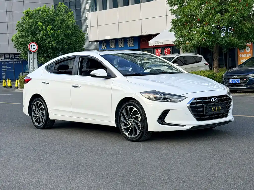 Hyundai Elantra — фото 3
