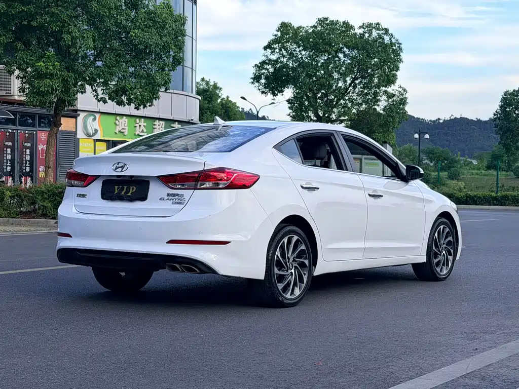 Hyundai Elantra — фото 4