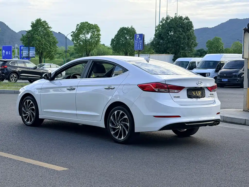 Hyundai Elantra — фото 6