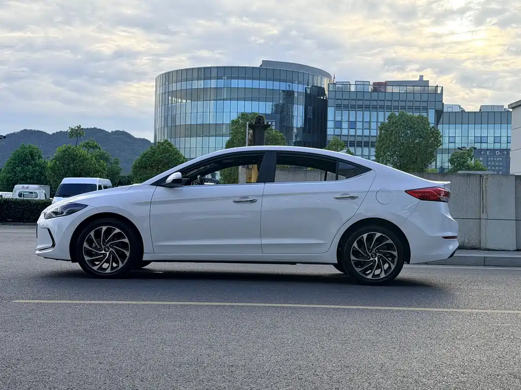 Hyundai Elantra — фото 7