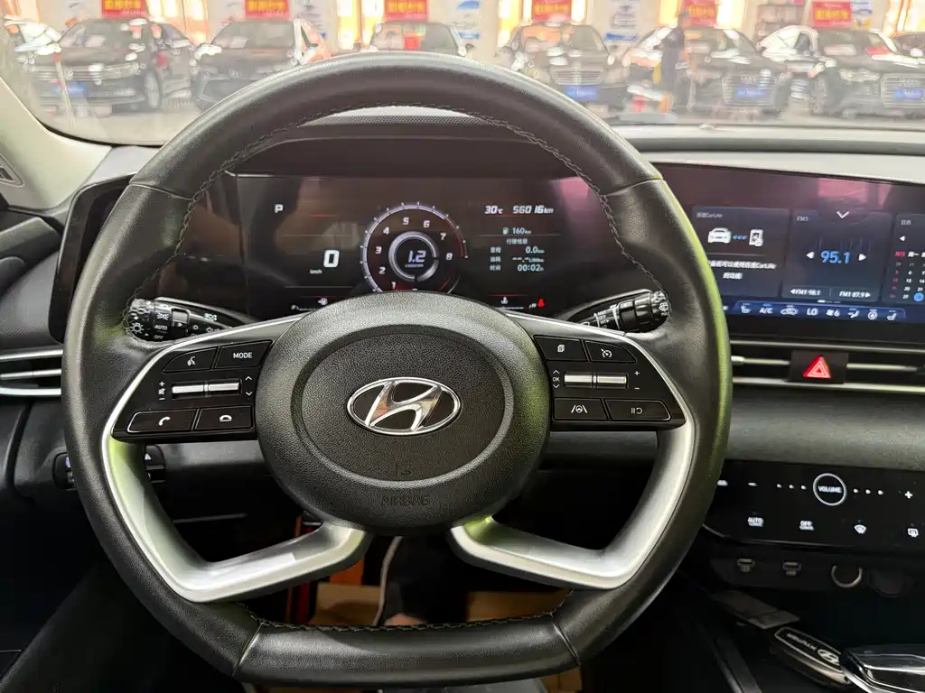Hyundai Elantra — фото 15