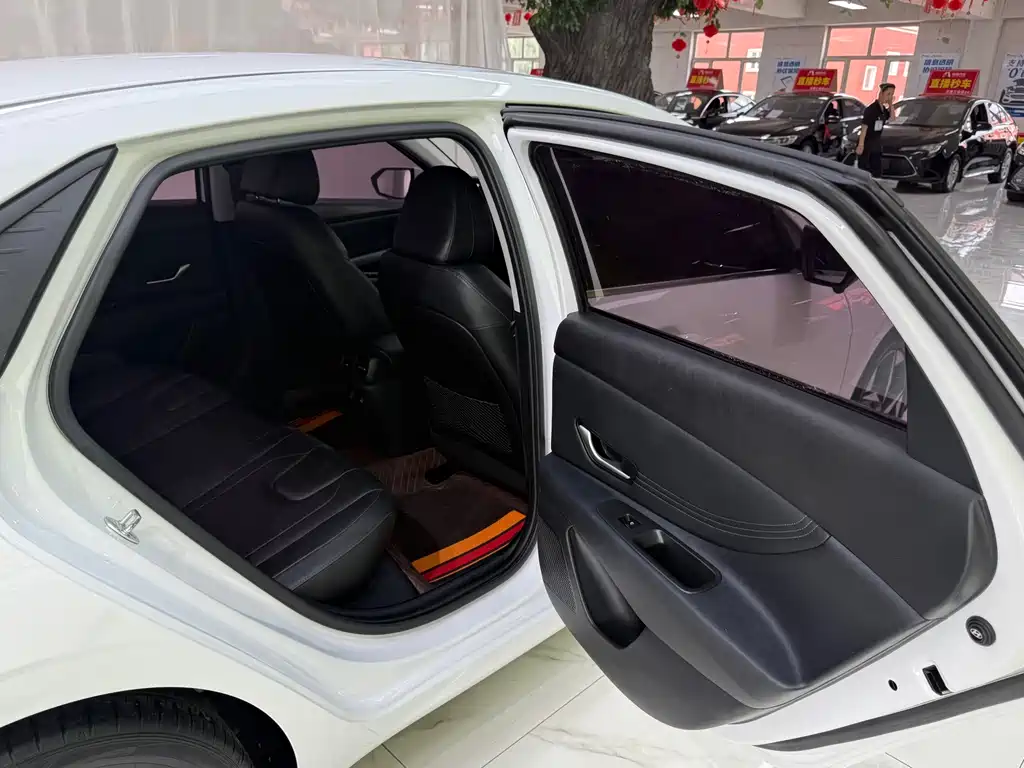 Hyundai Elantra — фото 21