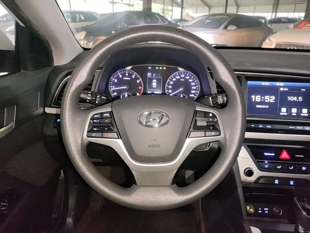 Hyundai Elantra — фото 11