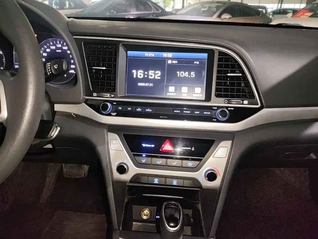 Hyundai Elantra — фото 13