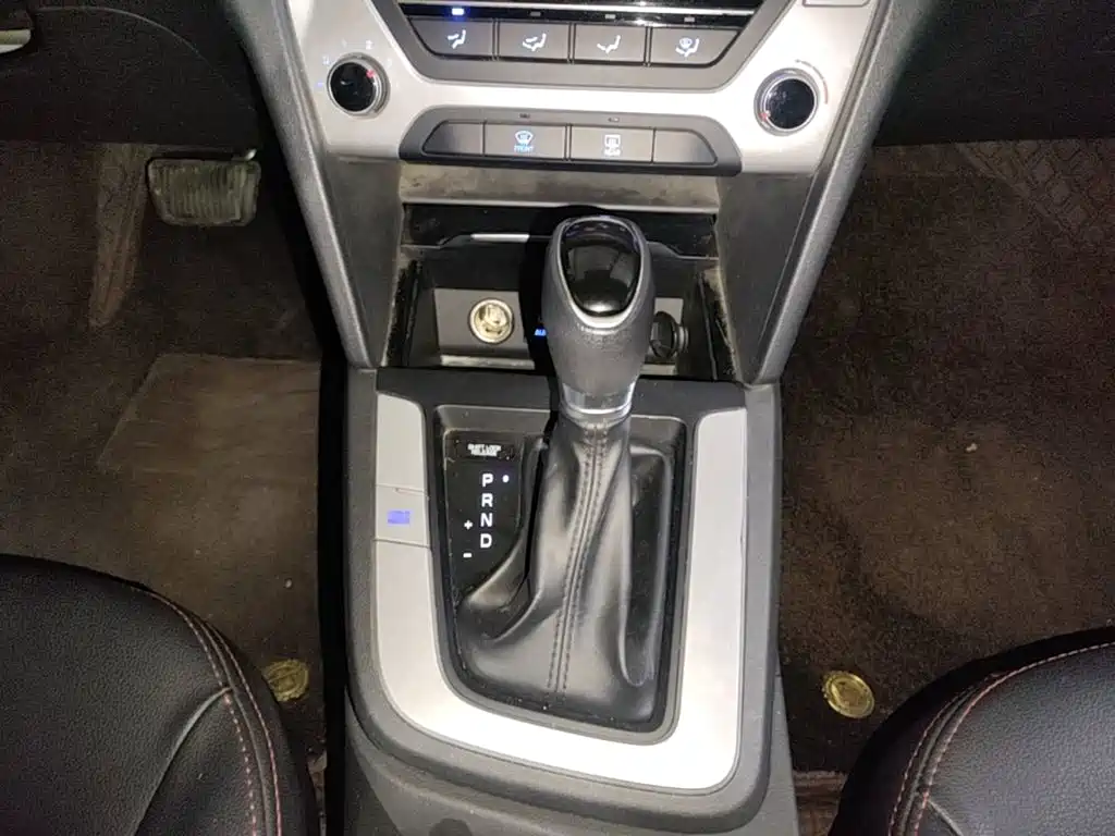 Hyundai Elantra — фото 14