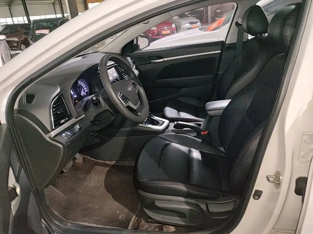 Hyundai Elantra — фото 15
