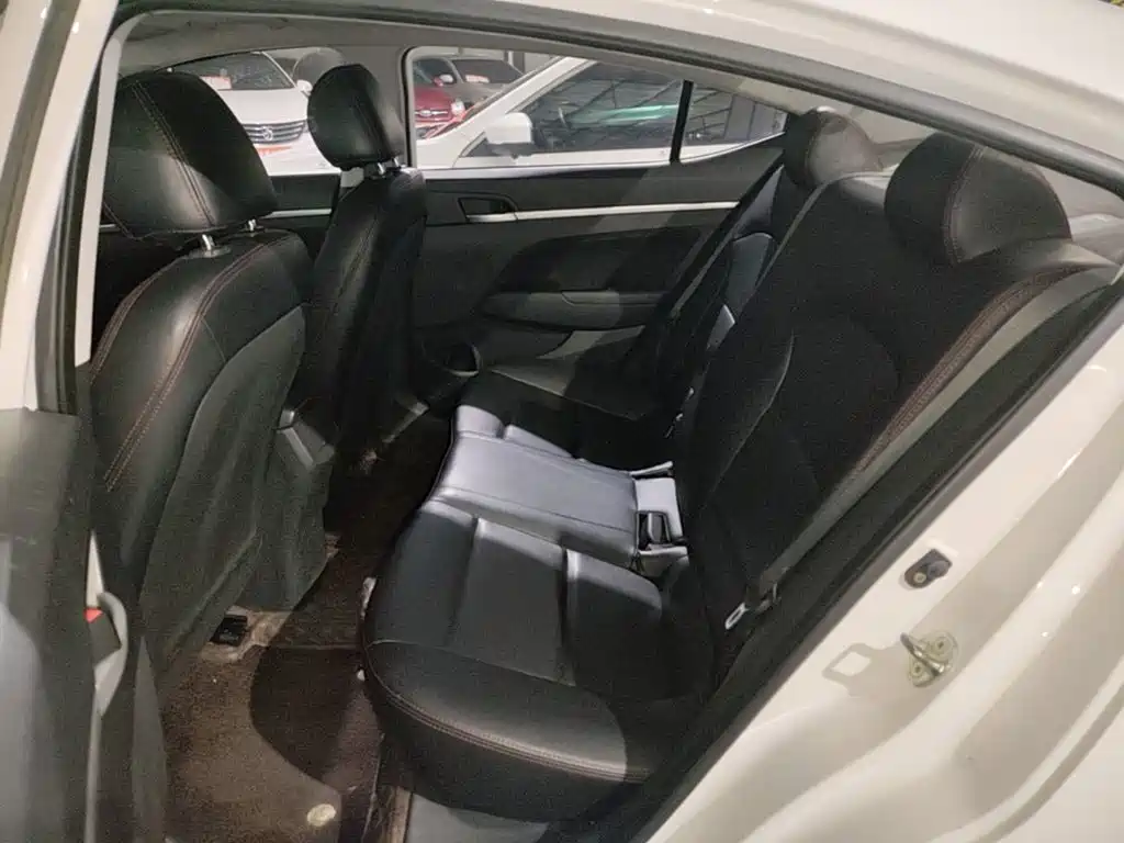 Hyundai Elantra — фото 17