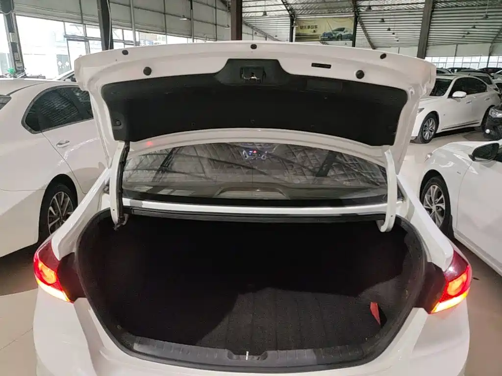 Hyundai Elantra — фото 19