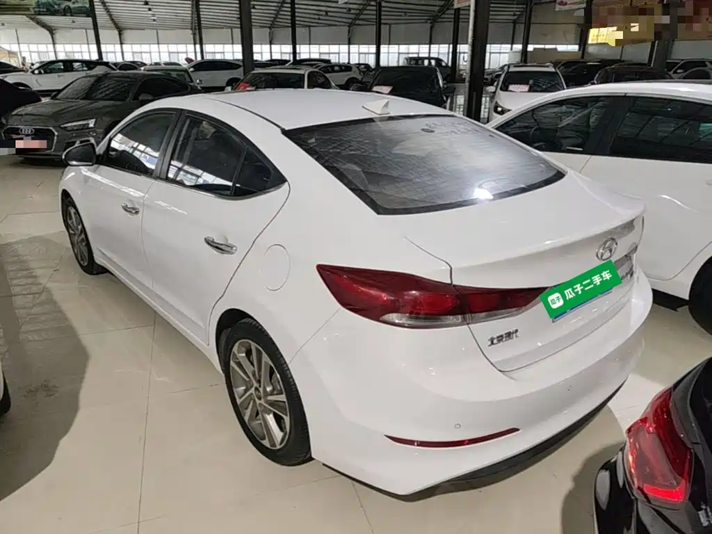 Hyundai Elantra — фото 5