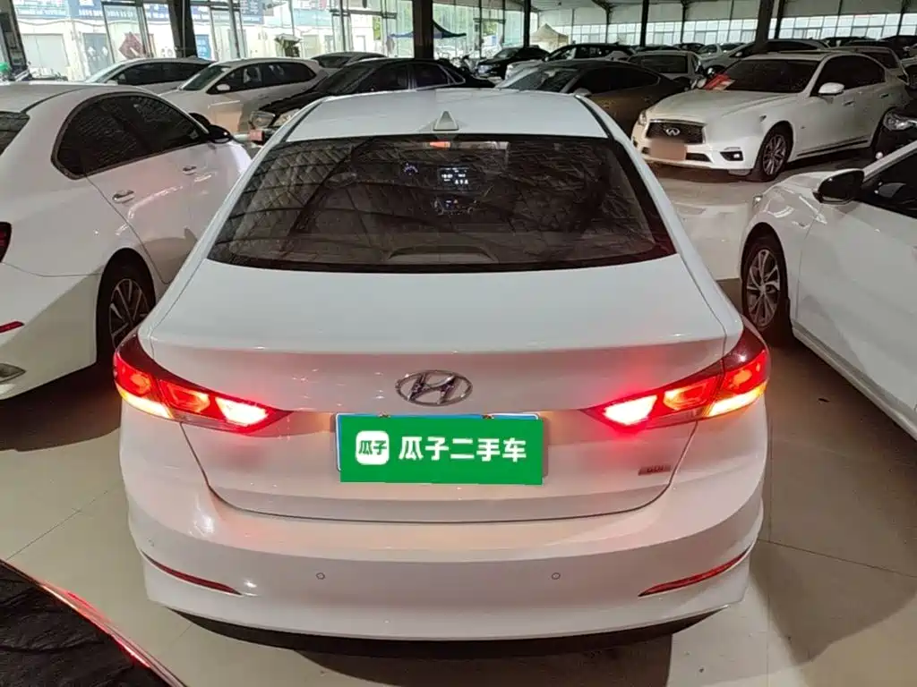 Hyundai Elantra — фото 6