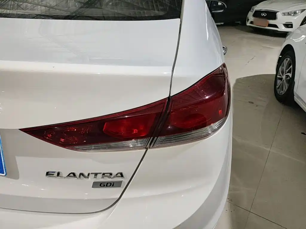 Hyundai Elantra — фото 8