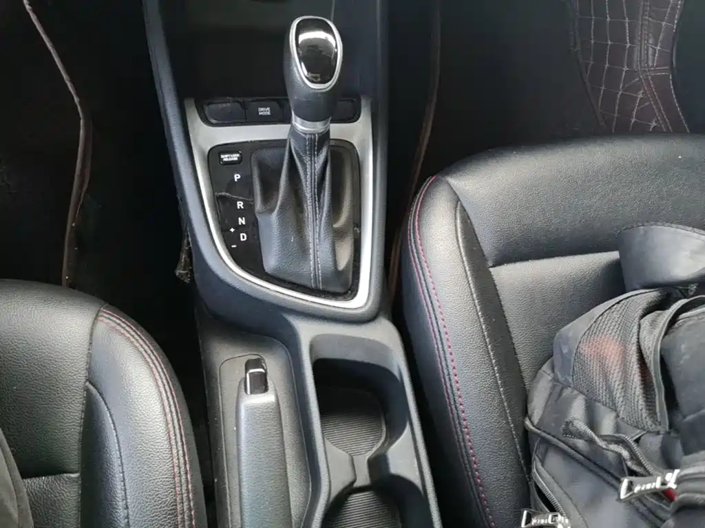 Hyundai Elantra — фото 14