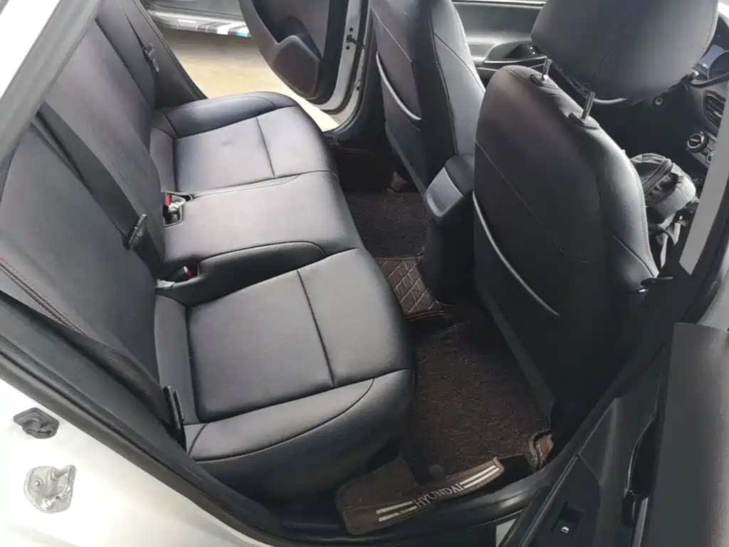 Hyundai Elantra — фото 17
