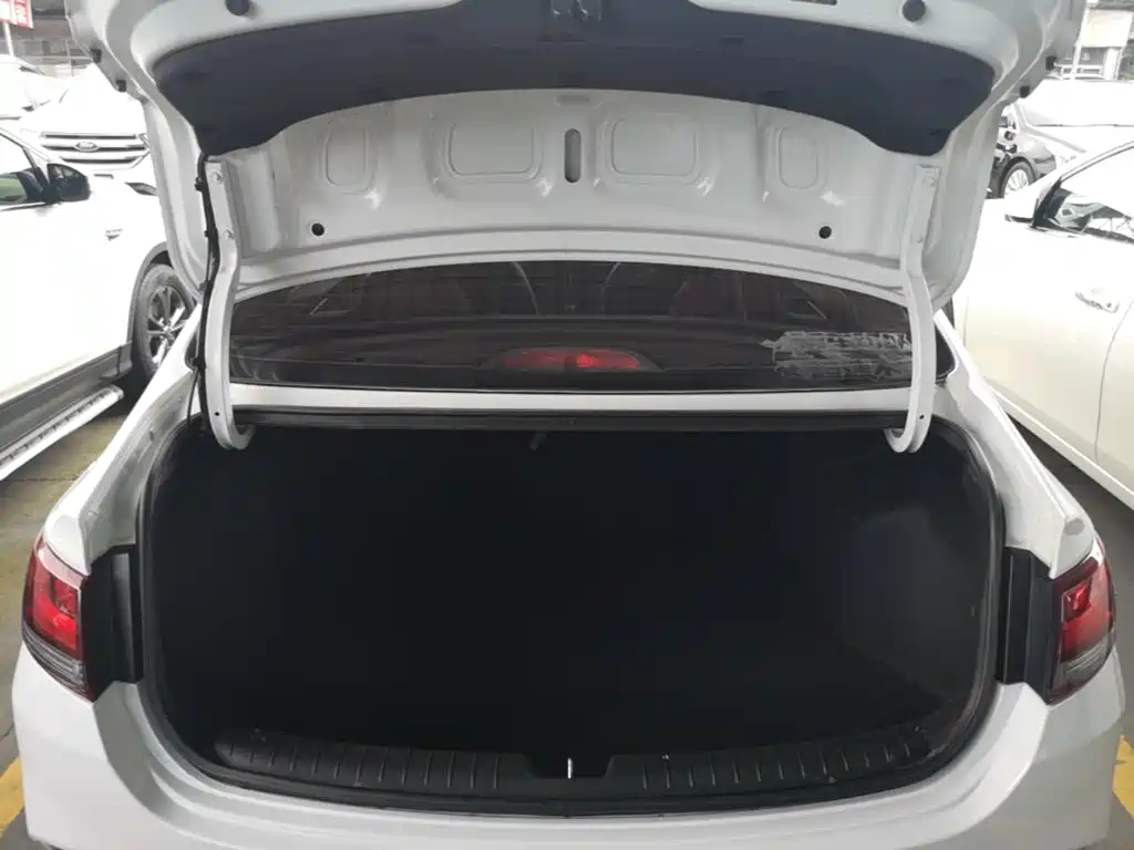 Hyundai Elantra — фото 19