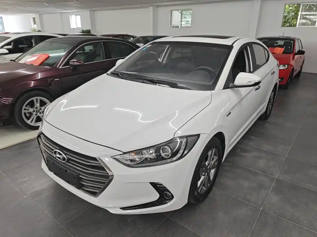 Hyundai Elantra — фото 2