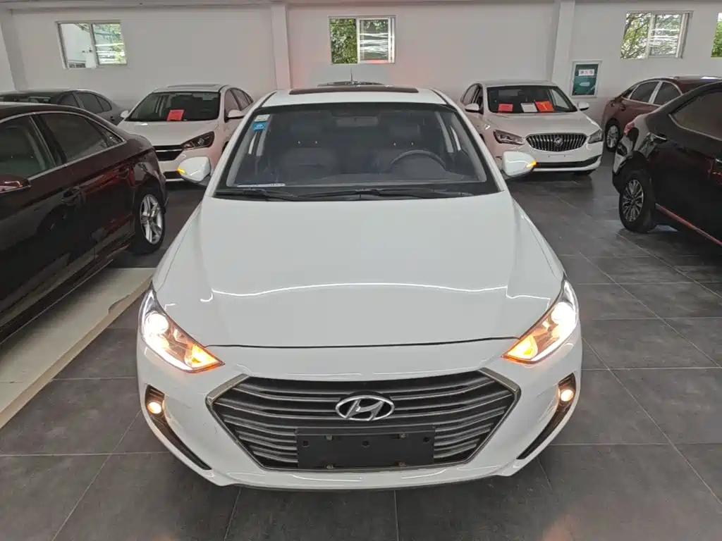 Hyundai Elantra — фото 3