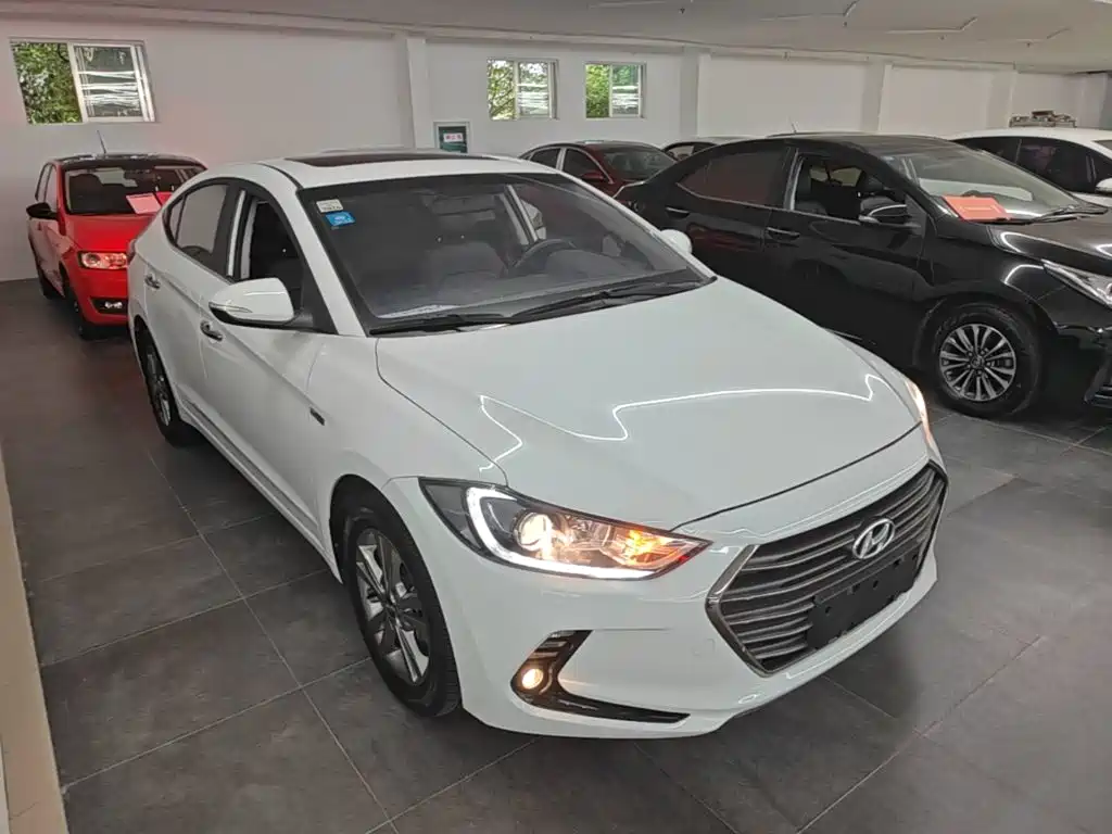 Hyundai Elantra — фото 4