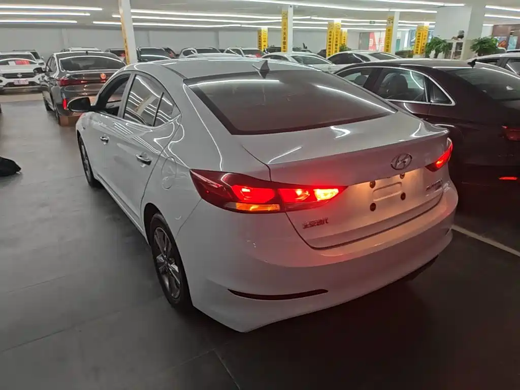 Hyundai Elantra — фото 5