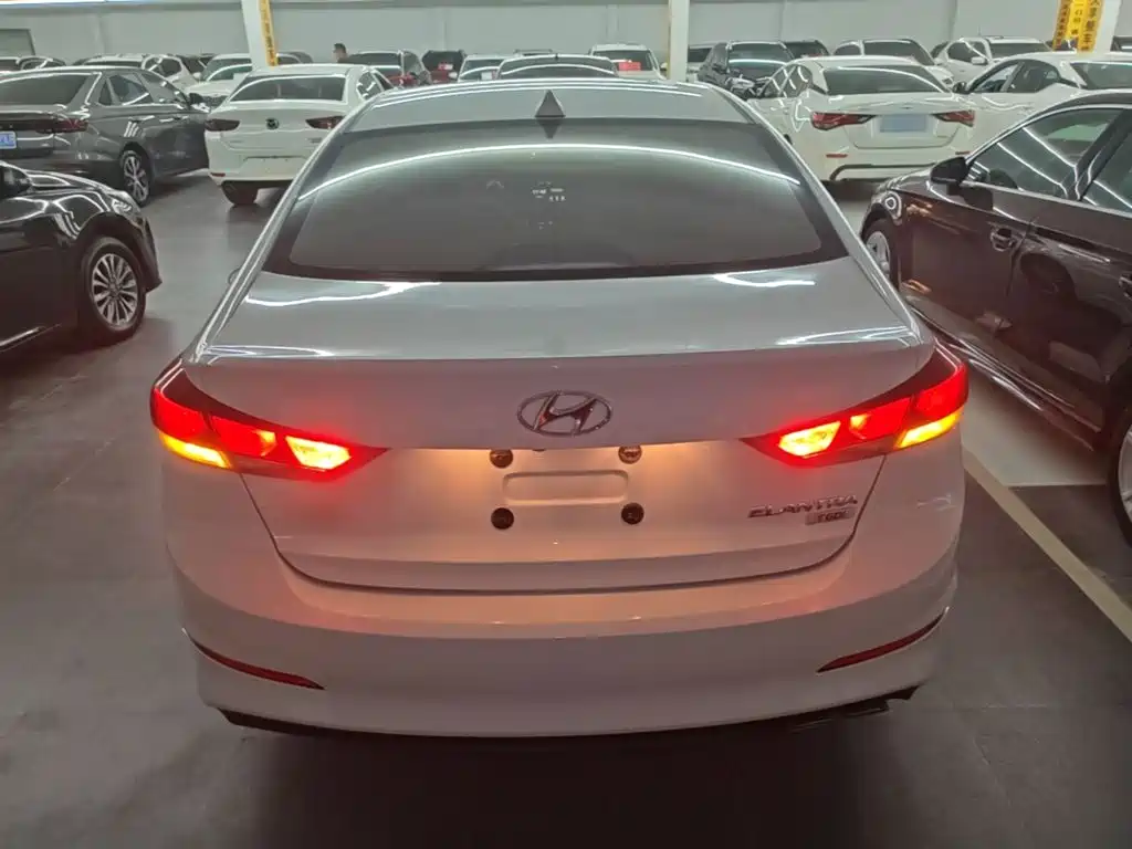 Hyundai Elantra — фото 6