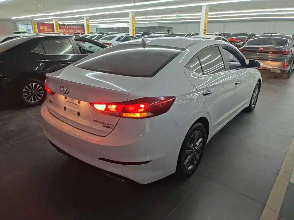 Hyundai Elantra — фото 7