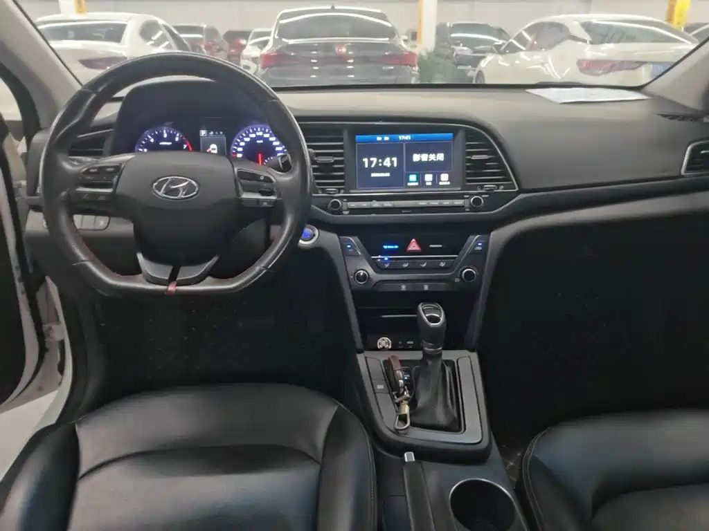 Hyundai Elantra — фото 10