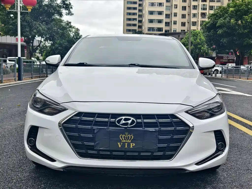 Hyundai Elantra — фото 2