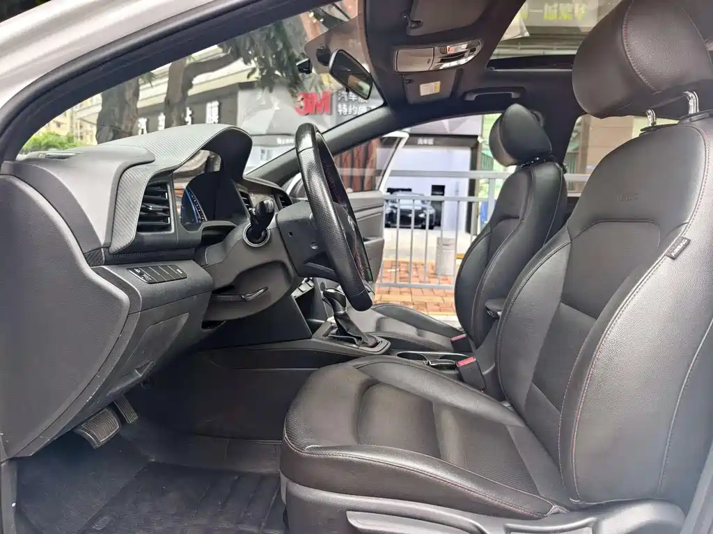 Hyundai Elantra — фото 15