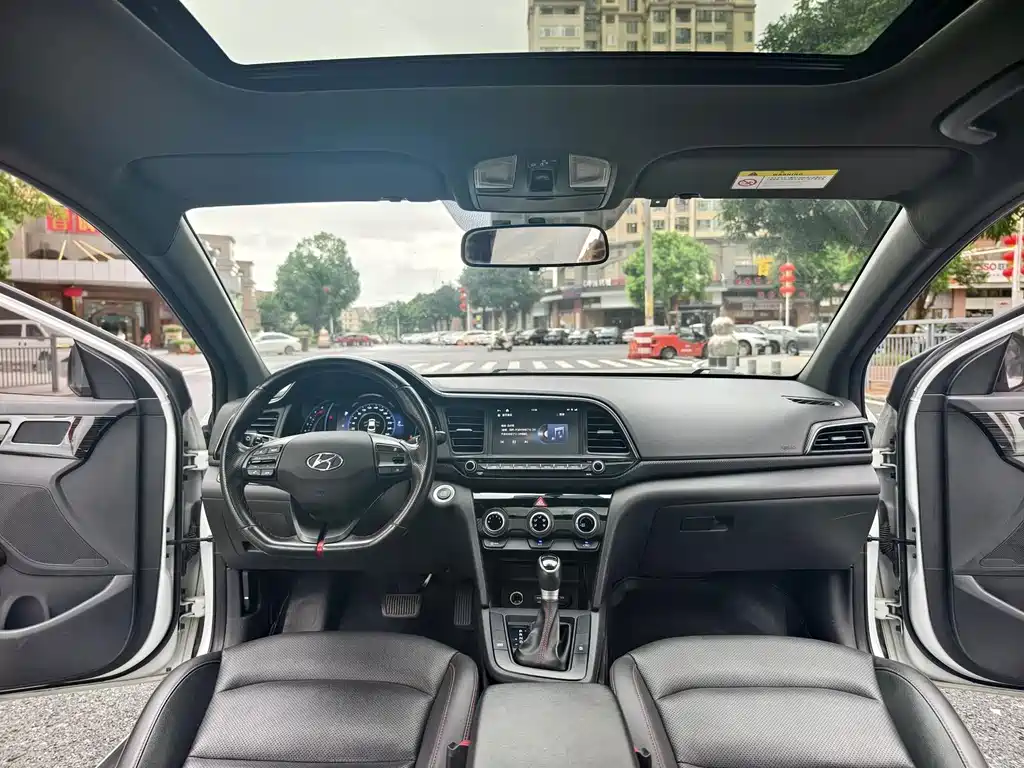 Hyundai Elantra — фото 18