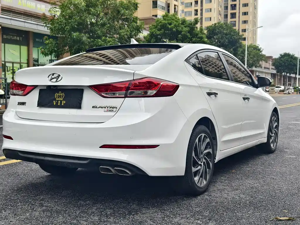 Hyundai Elantra — фото 19