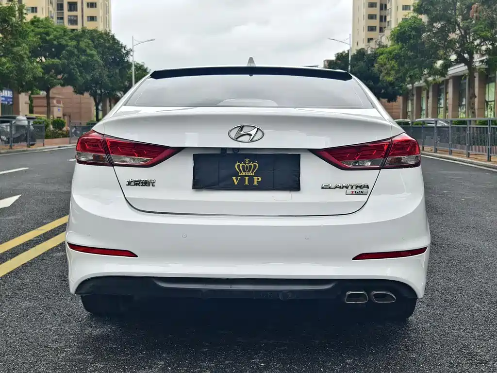 Hyundai Elantra — фото 20