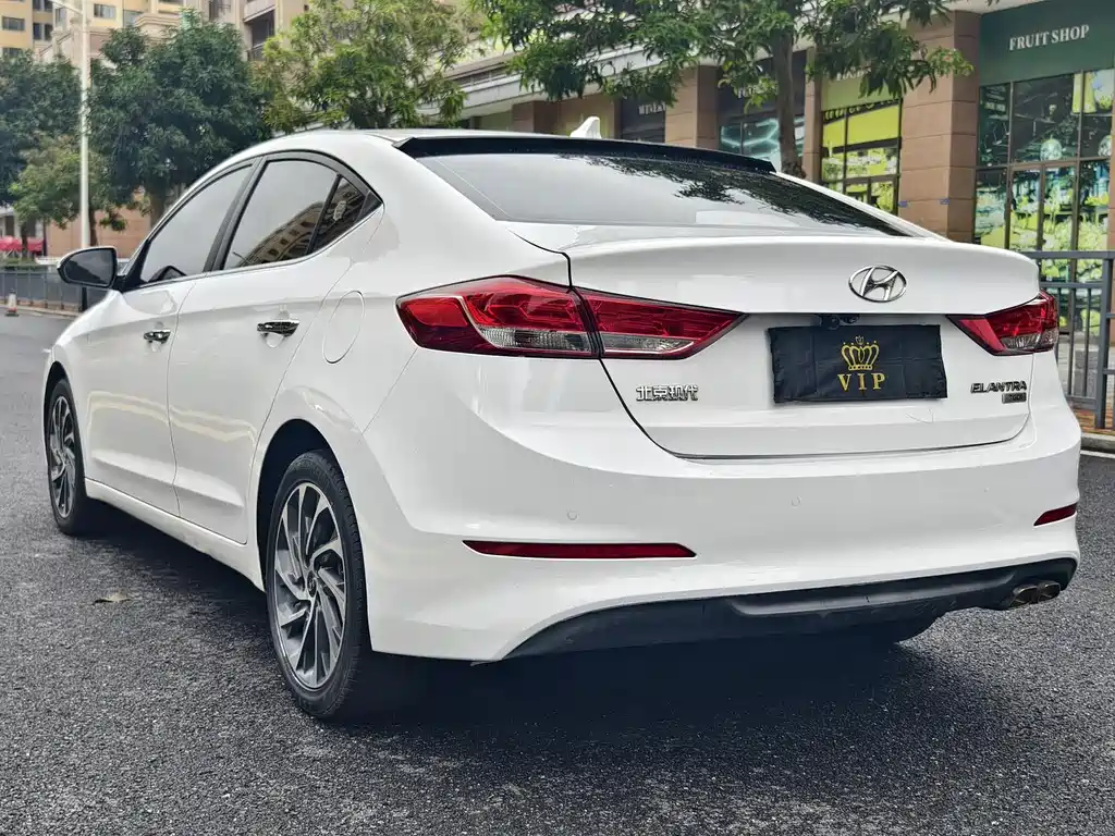 Hyundai Elantra — фото 21