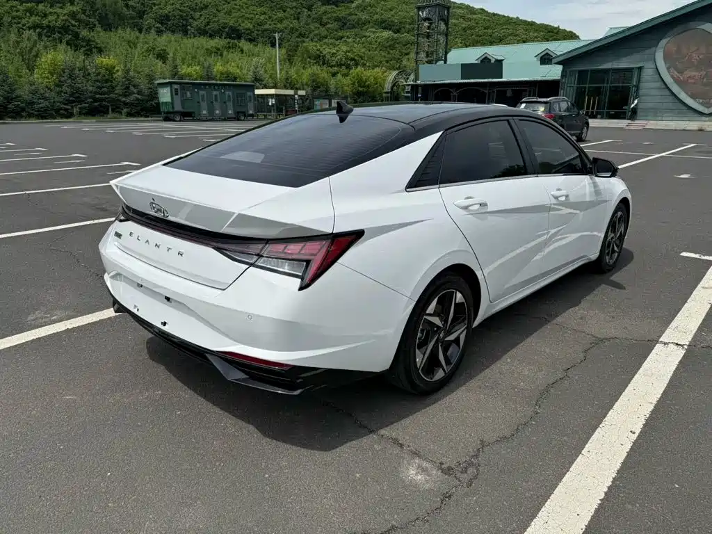 Hyundai Elantra — фото 4