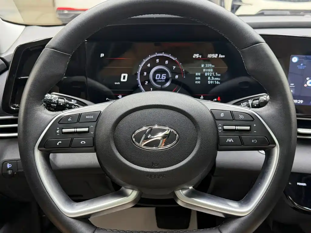 Hyundai Elantra — фото 16
