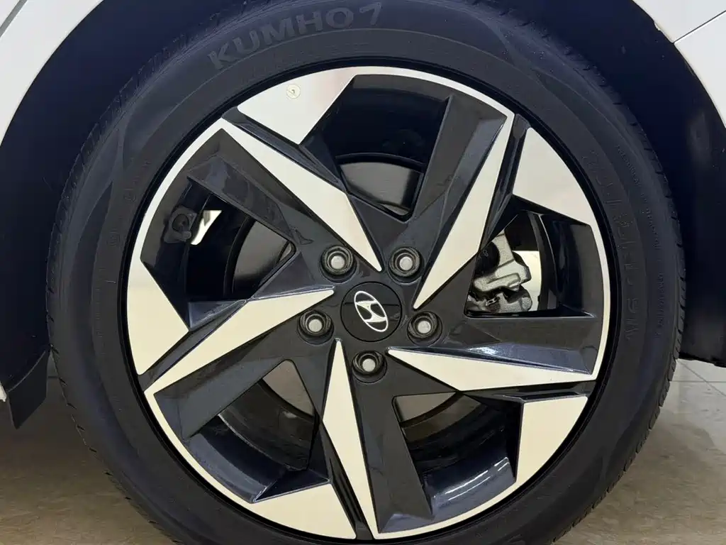 Hyundai Elantra — фото 23