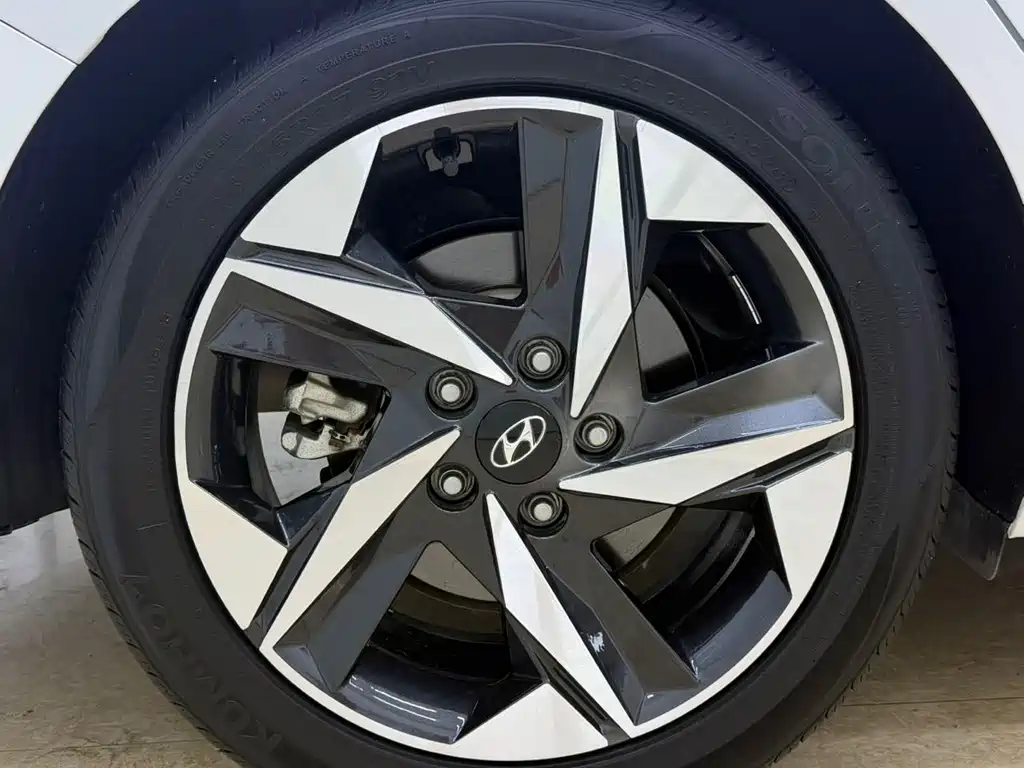 Hyundai Elantra — фото 24