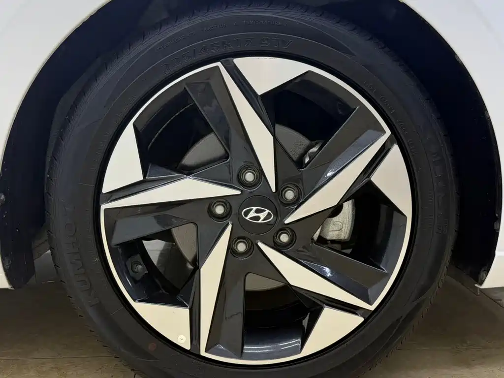 Hyundai Elantra — фото 25