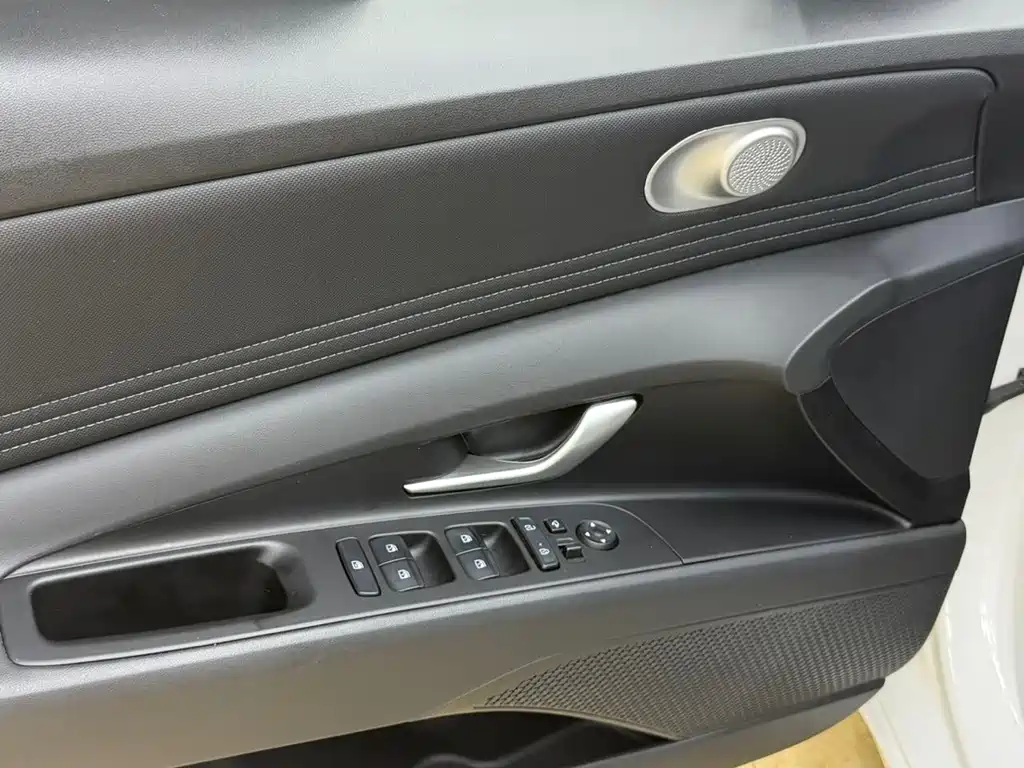 Hyundai Elantra — фото 10