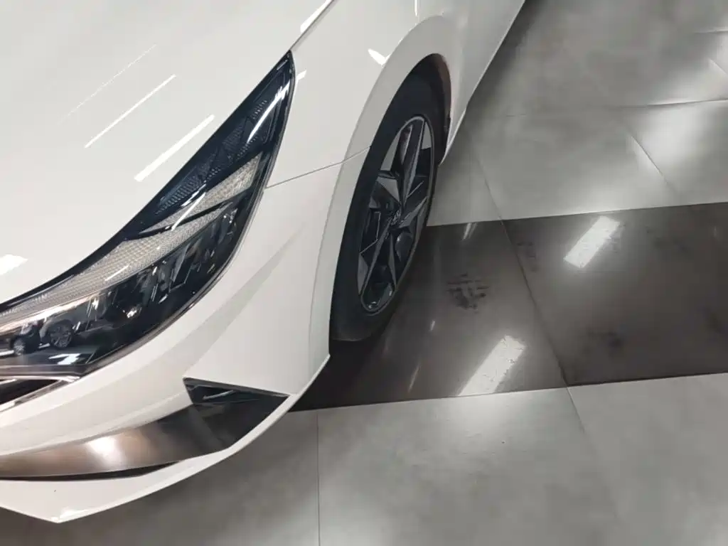 Hyundai Elantra — фото 23