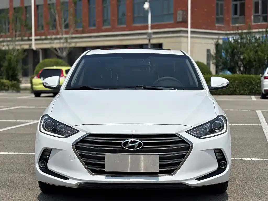 Hyundai Elantra — фото 2