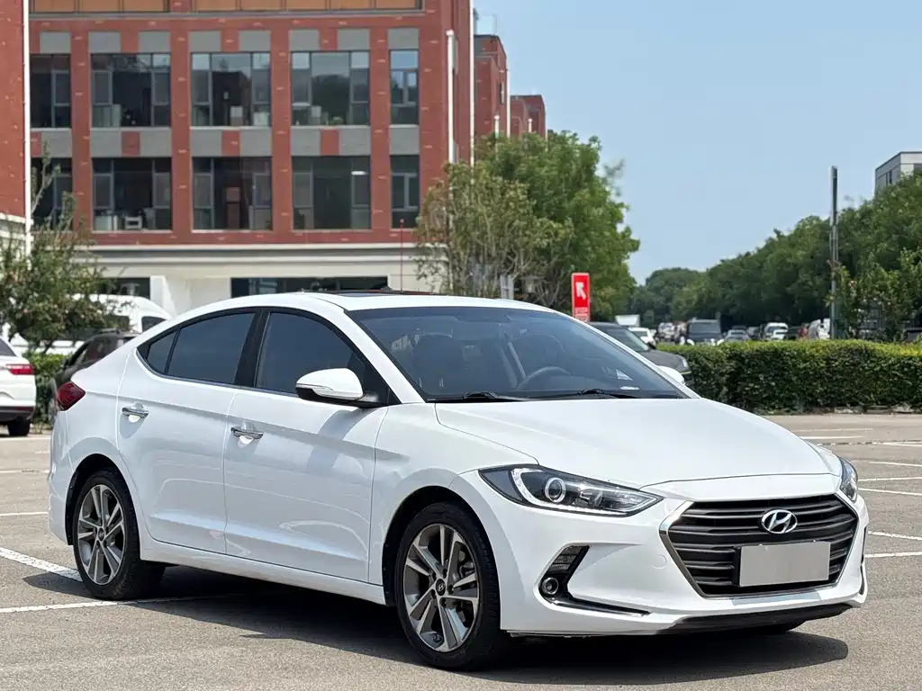 Hyundai Elantra — фото 3