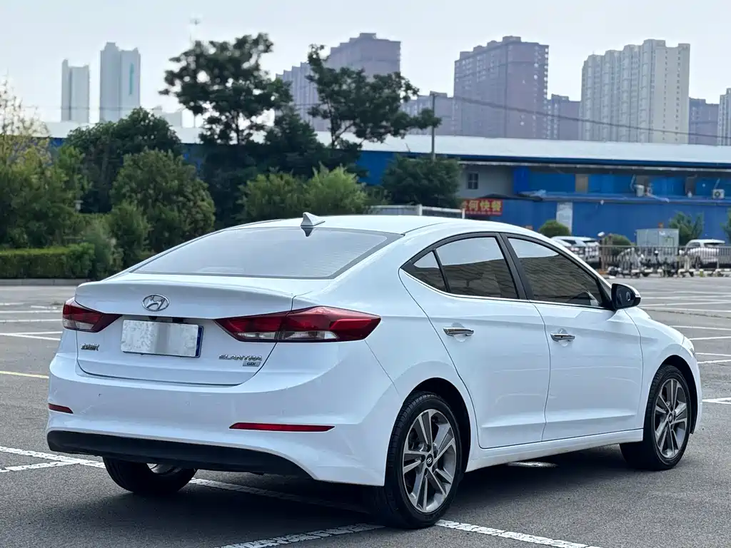 Hyundai Elantra — фото 7