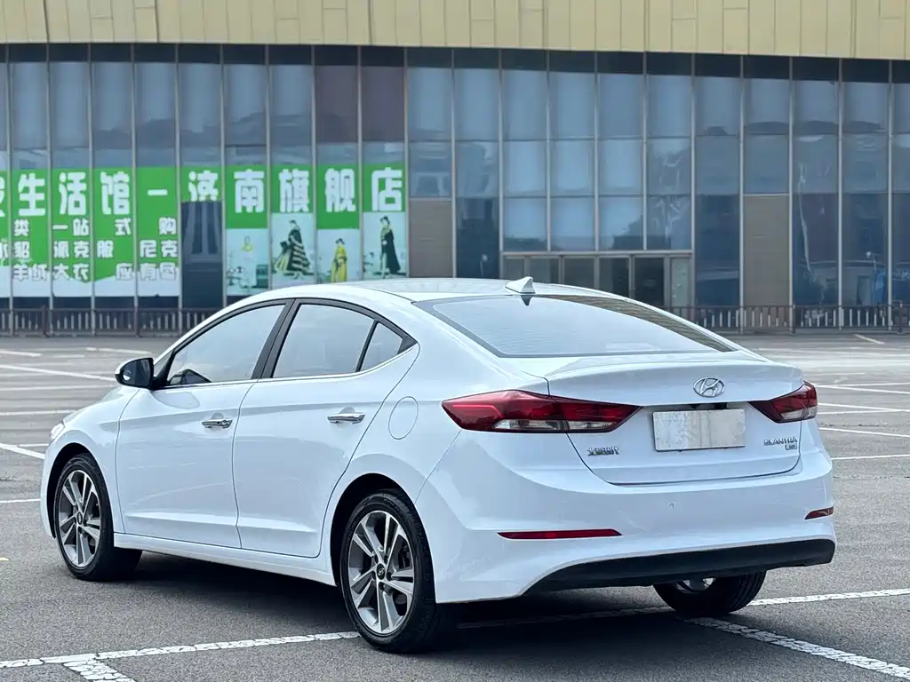 Hyundai Elantra — фото 9
