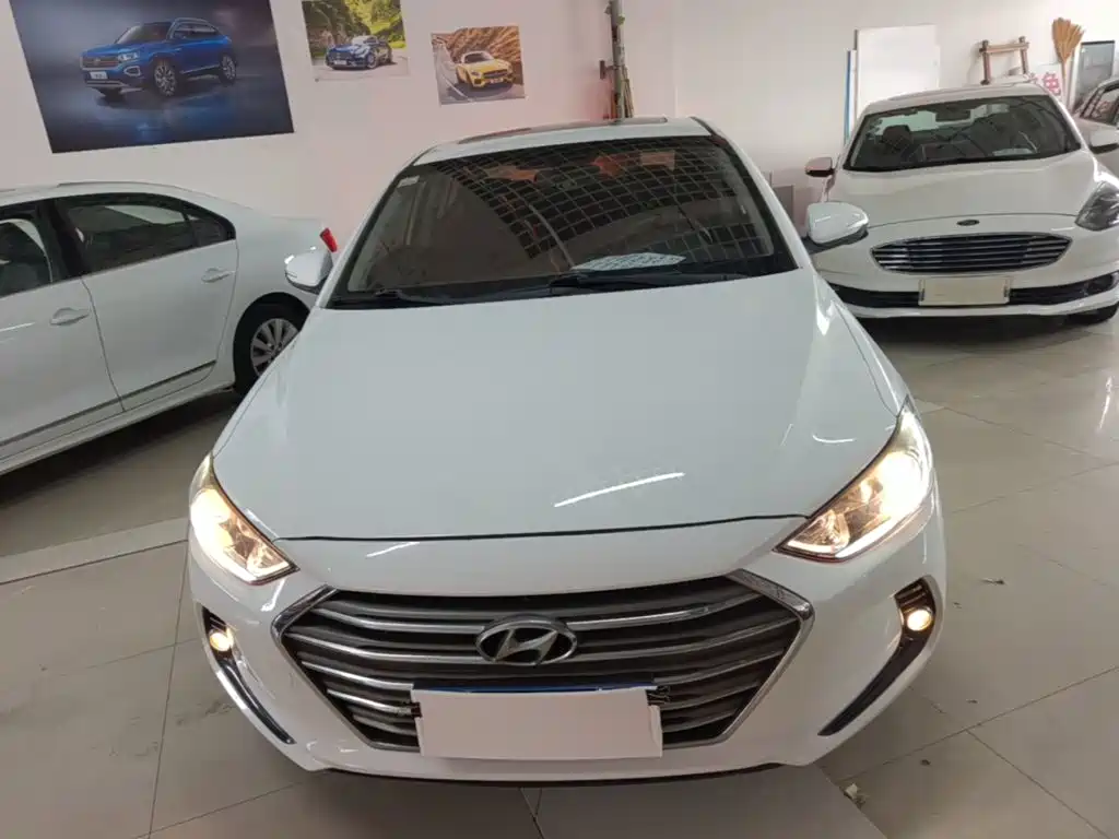 Hyundai Elantra — фото 3