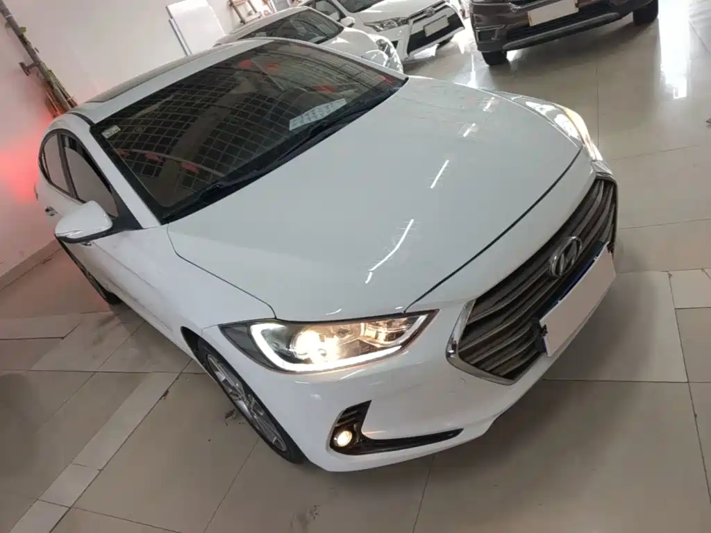 Hyundai Elantra — фото 4