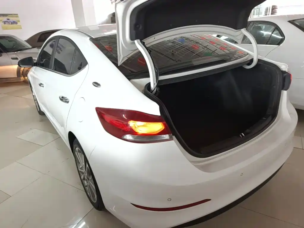Hyundai Elantra — фото 5
