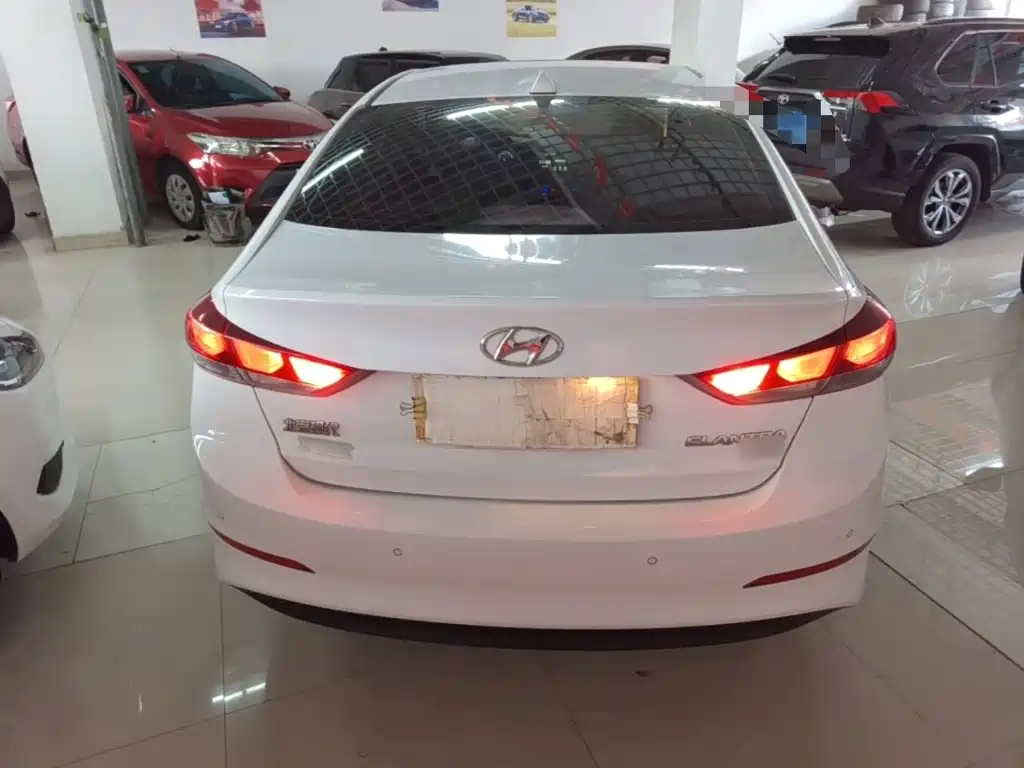 Hyundai Elantra — фото 6