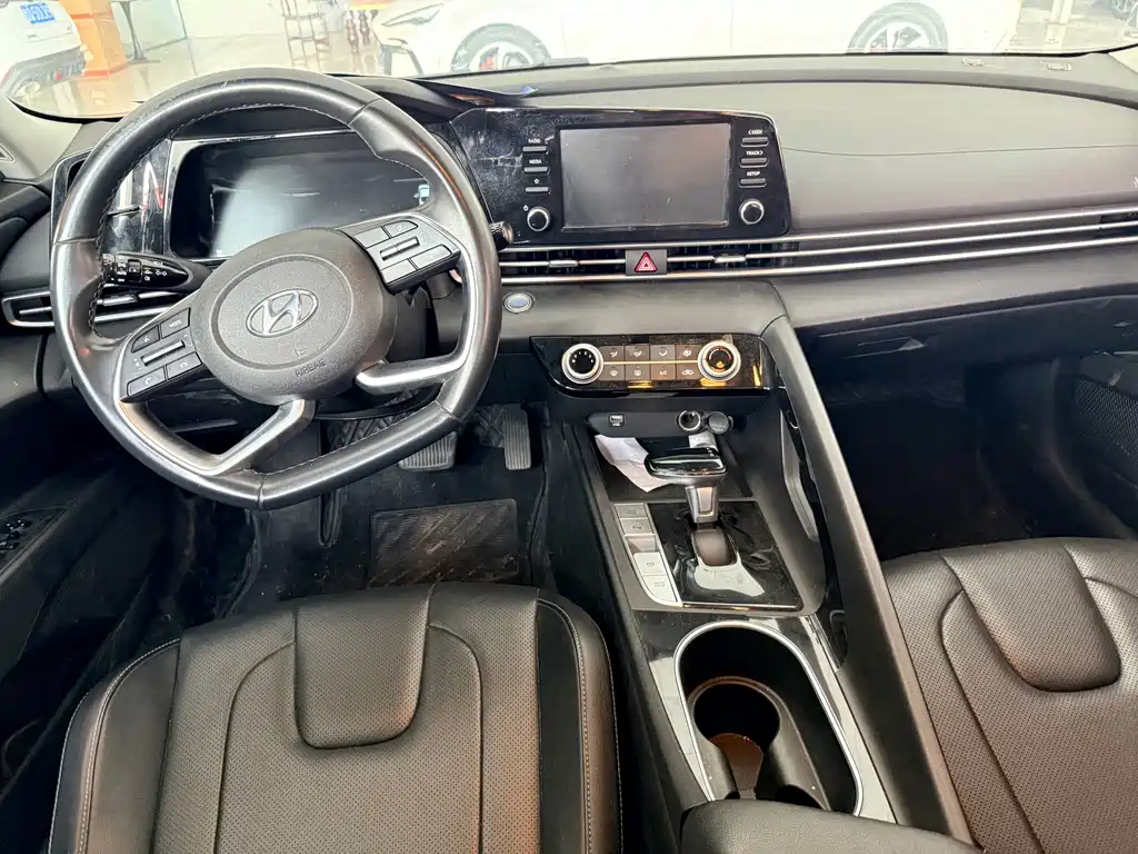 Hyundai Elantra — фото 7